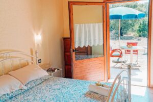 Interno bungalow dell'agriturismo Rocce Bianche, in Sardegna
