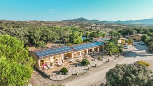 Camere nel porticato dell'agriturismo Rocce Bianche, in Sardegna