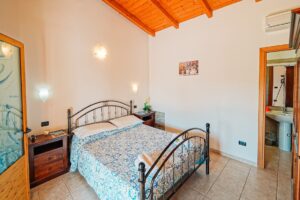 Camere dell'agriturismo Rocce Bianche in Sardegna, con letto in ferro battuto