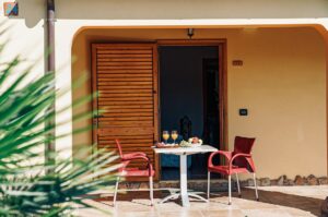 Esterno della camera dell'agriturismo Rocce Bianche, con sedie e tavolino