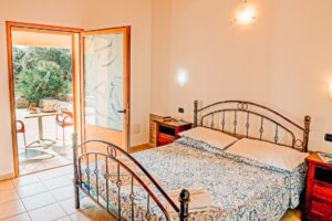 Camere dell'agriturismo Rocce Bianche in Sardegna, con letto in ferro battuto