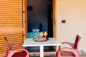 Esterno della camera dell'agriturismo Rocce Bianche, con sedie e tavolino, e vassoio per la colazione